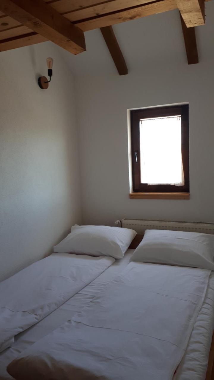 לינה וארוחת בוקר Sokolac  Konoba Ognjiste מראה חיצוני תמונה